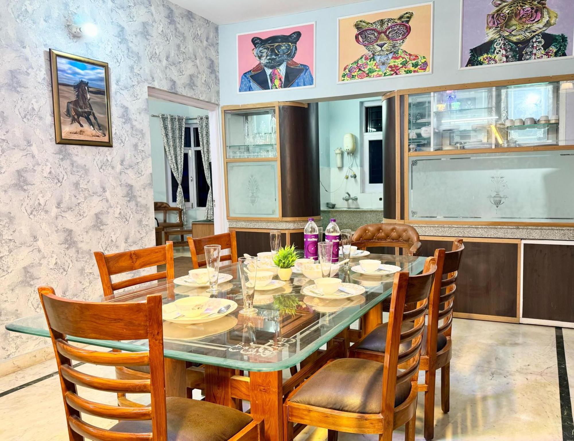 Family Suit Kasauli Luaran gambar